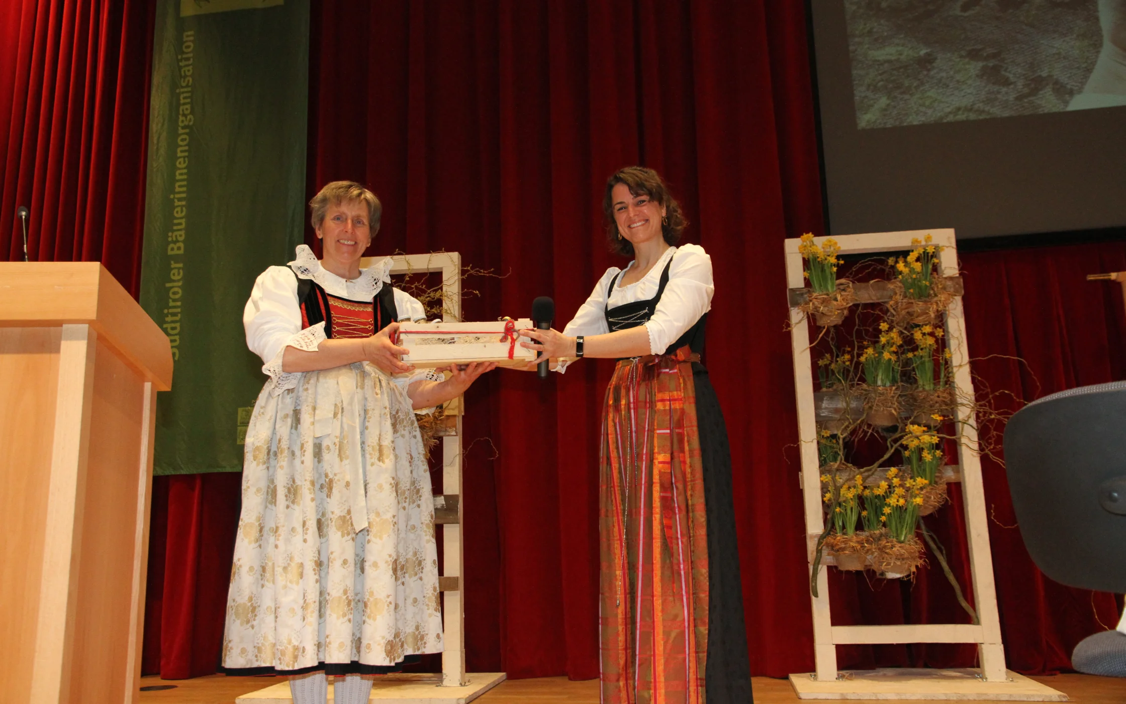 Geschenkbergabe von Antonia Egger an Heike ZellerSBO.JPG